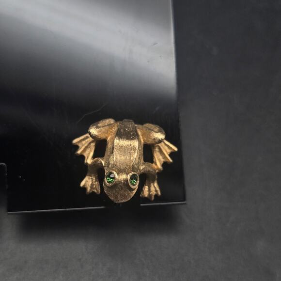 Avon 1975 Frivolous Frog Pin Gold Tone Green Rhinestone Eyes - Picture 1 of 4